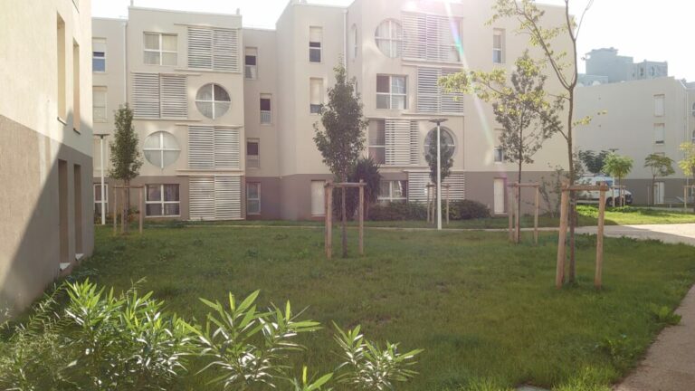 Requalification des espaces extérieurs de la Résidence ALLENDE réaménagement des espaces extérieurs aux abords de la résidence avec création d'espaces verts et cheminement piétons accessibles PMR, ajout d'éclairage, de mobilier urbain et jeux pour enfants Coût : 1 300 000 €, PORT SAINT LOUIS DU RHÔNE (13)